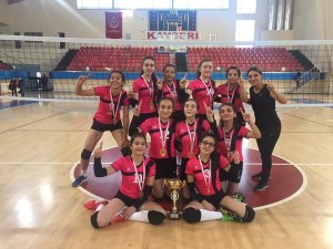 Voleybol Yıldız Kızlarda şampiyon Sema Yazar