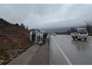 Meyve yüklü TIR devrildi: 1 yaralı