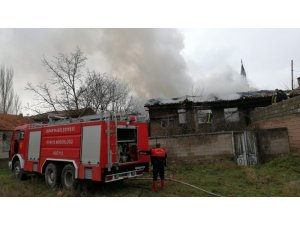 Isparta’da korkutan yangın