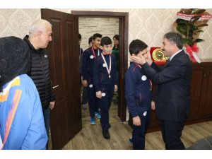 Ağrı Erkek Badminton takımı yarı finalde