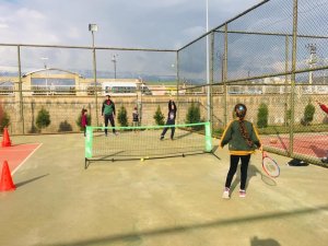 Silopili öğrenciler tenis öğreniyor