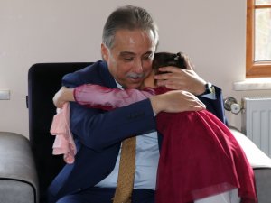 Vali Toprak Çocukları ve yaşlıları ziyaret etti