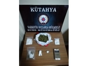Otomobilin tavan döşemesinde uyuşturucu ele geçilrildi