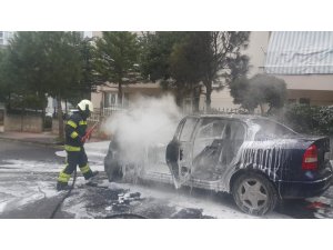 Otomobil alev alev yandı, sürücü canını zor kurtardı