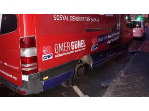 Kuşadası’nda CHP’li başkan adayının seçim minibüsünün lastikleri kesildi