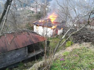 Uykudan yangınla uyandılar