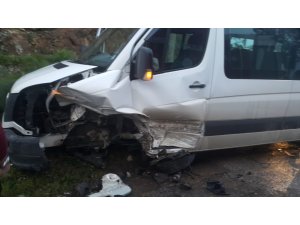 Bodrum’da öğrenci servisi ile otomobil çarpıştı: 13 yaralı