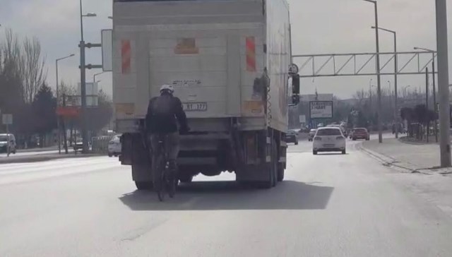 Bisikletle kamyon arkasındaki tehlikeli yolculuk hayrete düşürdü