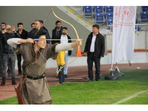 Geleneksel okçuluk kursları Mersin Stadı’nda başladı
