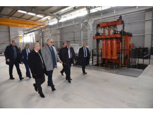 Başkan Ergün kilit parke taş fabrikasını gezdi