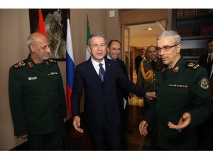 Bakan Akar, İranlı mevkidaşı ile bir araya geldi