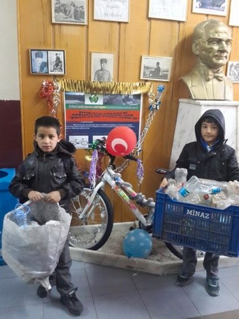 Beyşehir'de şişeyi getiren öğrenci pedalı çevirecek