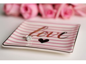 Sevgililer en çok cep telefonu hediye etmek istiyor