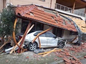 Direksiyon hakimiyetini kaybetti bina girişine daldı