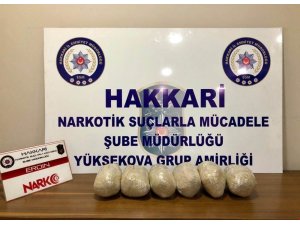 Caddeye bırakılan eroini polis fark etti