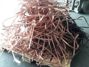 Çaldığı 700 kilo bakır kabloyu satmak için yaktı