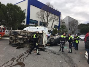 Manisa’da kamyonet ile otomobil çarpıştı: 3 yaralı