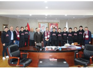 Şampiyon takım mutluluğunu Başkan Yemenici ile paylaştı