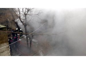 Yangında dumandan etkilenen 2 Suriyeli çocuk hastaneye kaldırıldı