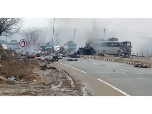 Hindistan’da bombalı saldırı: 10 asker hayatını kaybetti