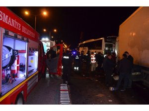 Yolcu Otobüsü ile TIR Çarpıştı: 4 Yaralı