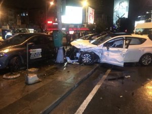 Beşiktaş’ta hızını alamayan otomobil 3 araca çarptı: 4 yaralı