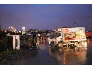 Ümraniye’de servis midibüsü ile kamyonet kafa kafaya çarpıştı: 1 yaralı