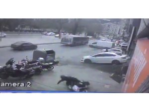 Sipariş vermeye giren kurye takla atarak geri çıktı