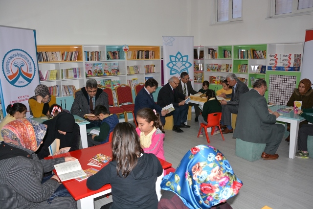 Velileri kitap okuma yarışmasına katıldı