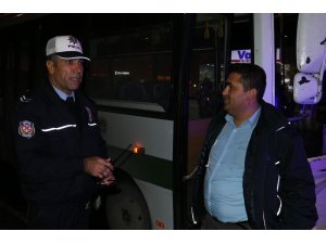Direksiyon başında okey oynayan halk otobüsü şoförü yakalandı
