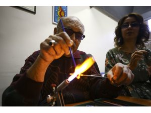 80 yaşındaki Taif dedenin "gençlik aşısı" cam sanatı