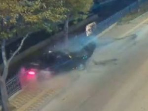 Ağaca çarparak hurdaya dönen aracın kaza anı kamerada