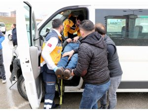 Hastane servis minibüsü ile otomobil çarpıştı: 1 yaralı