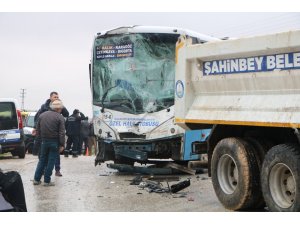 Halk otobüsü ile kamyon çarpıştı: 5 yaralı