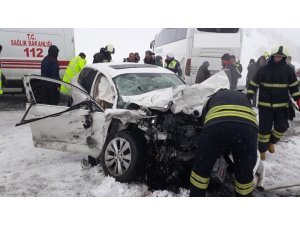 Otomobil ile otobüs çarpıştı: 1 ölü, 10 yaralı