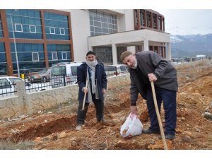 Taburcu olduğu hastanenin çevresine badem ekti