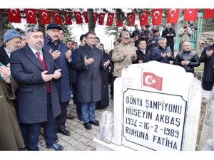 Dünya Şampiyonu güreşçi, mezarı başında anıldı