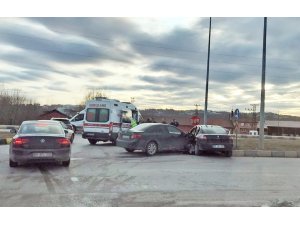 Otomobiller çarpıştı: 2 yaralı