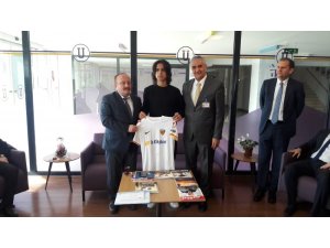 Emre Demir imzalı formasını hediye etti