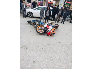 Motosikletler çarpıştı: 3 yaralı