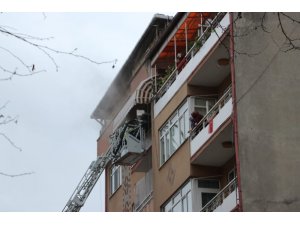 7 katlı binada çıkan yangın paniğe neden oldu