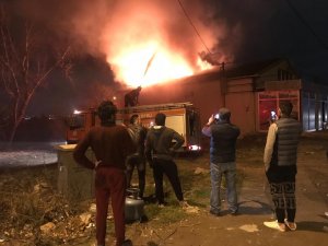 Fırının çatısında çıkan yangın geceyi aydınlattı