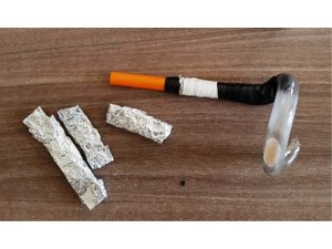 Uyuşturucu kullandıkları düzenekle birlikte yakalandılar
