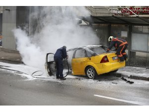 Başkentte otobüs durağına çarpan taksi yandı