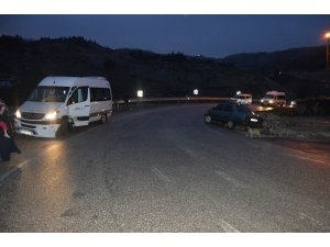 Öğrenci servisi ile otomobil çarpıştı