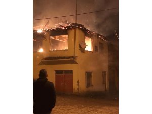 Muhtarlık binası ve misafirhane kül oldu