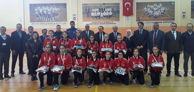 Konya şampiyonu olan filenin sultanları ödüllendirildi