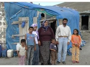 Çocuklarının önünde karısını öldürdü