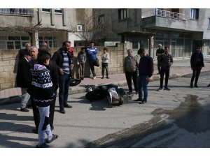 Otomobil ile motosiklet çarpıştı