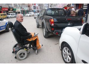 Engelli rampasına park etti, bedensel engelli yolda kaldı
